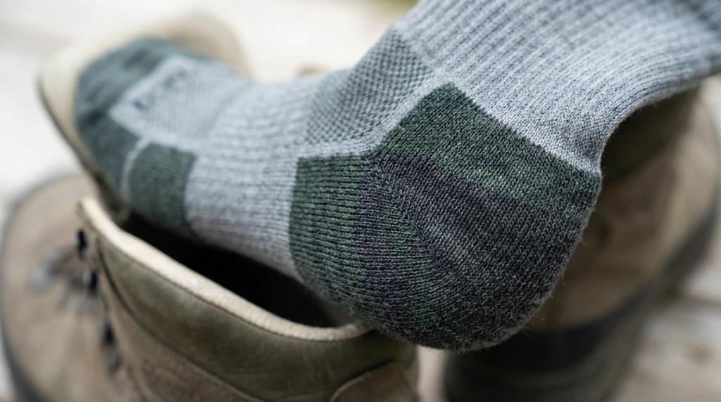 Sådan forebygger du vabler på lange vandreture: sokvalg, pasform og lag-på-lag