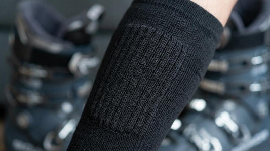 Kompressionsskistrømper i merino: stabil pasform i alpinstøvler og mindre tryk på skinnebenet